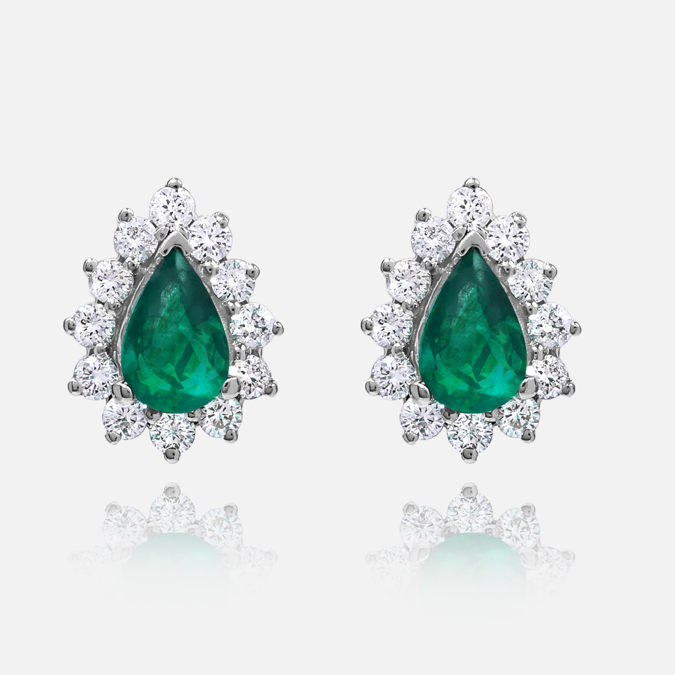 Emerald 0.70 ct & Diamonds total 0.24 ct